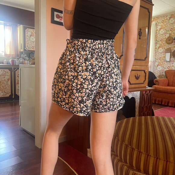 Black high sinched waisted floral print shorts! - Picture 13 of 16